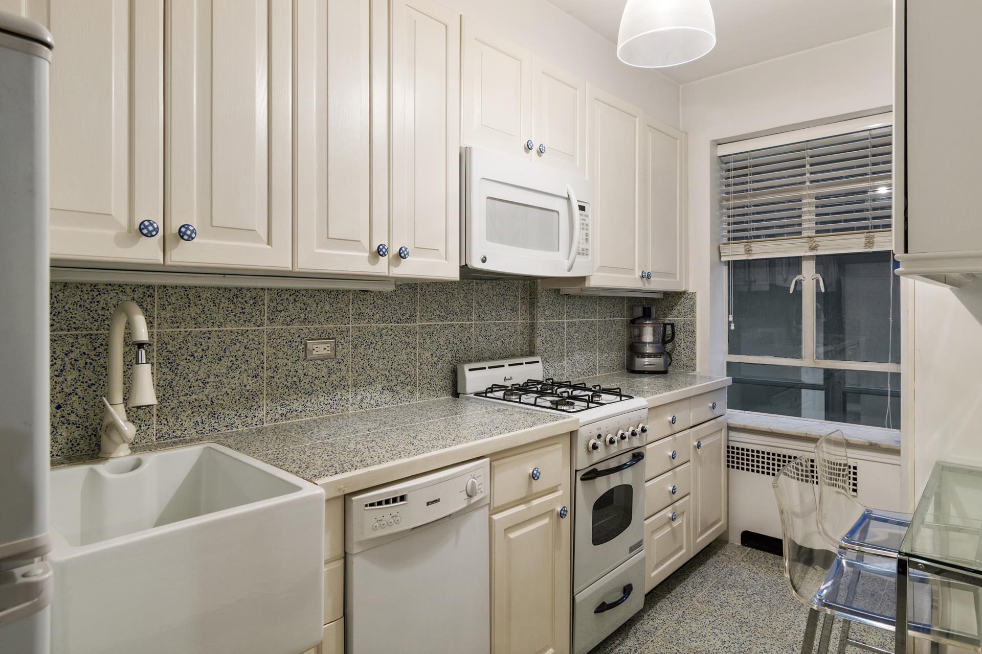45 West 54th Street #8A, Midtown, Manhattan, NY 10019 - Property photo 5 of 9