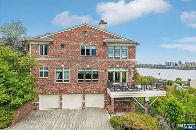 2 Ascot, Fort Lee, NJ 07024