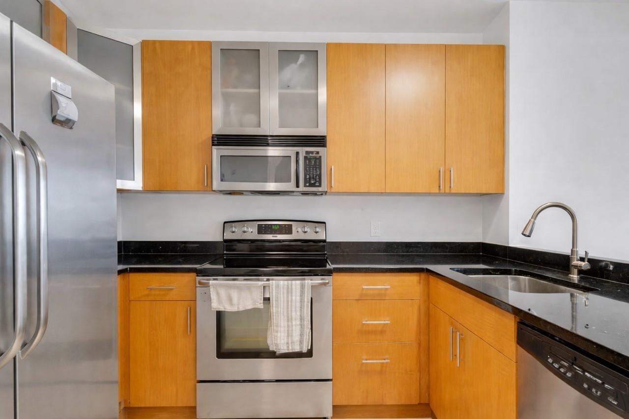 26 AVENUE AT PORT IMPERIAL, West New York Town, West New York, NJ 07093 - Property photo 3 of 27