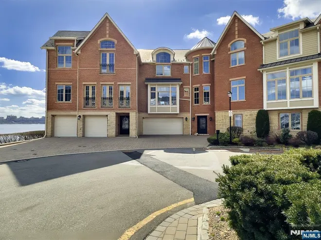 25 Moorings, Edgewater, NJ 07020