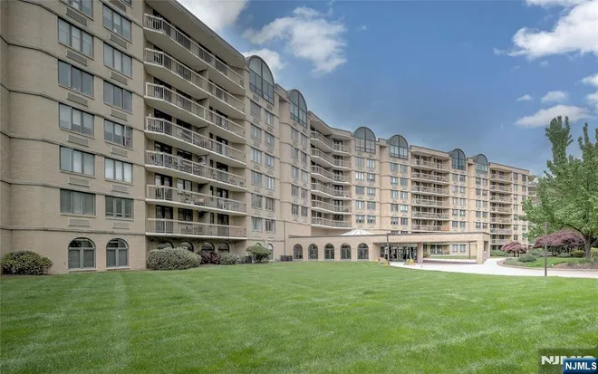 10 Smith Manor #211, West Orange, NJ 07052