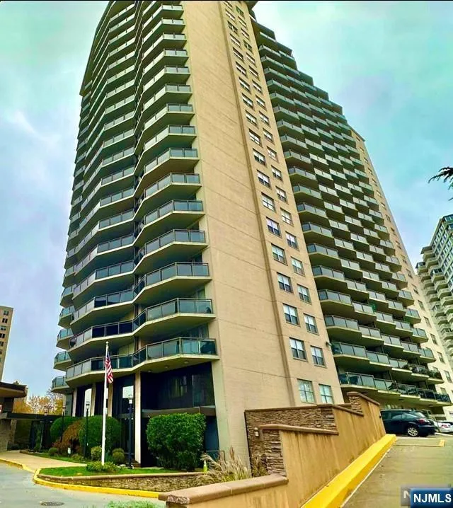 2077 Center #3F, Fort Lee, NJ 07024