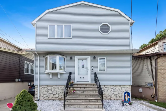829 ROOSEVELT Avenue, Secaucus, NJ 07094