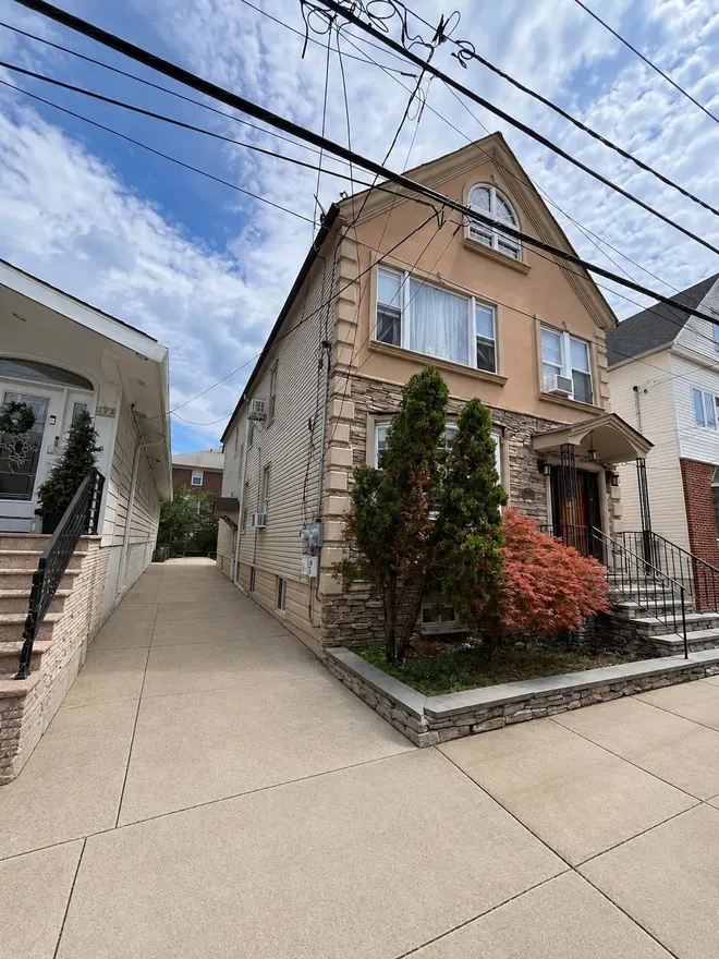 173 WEST 33rd Street, Bayonne, NJ 07002-1944