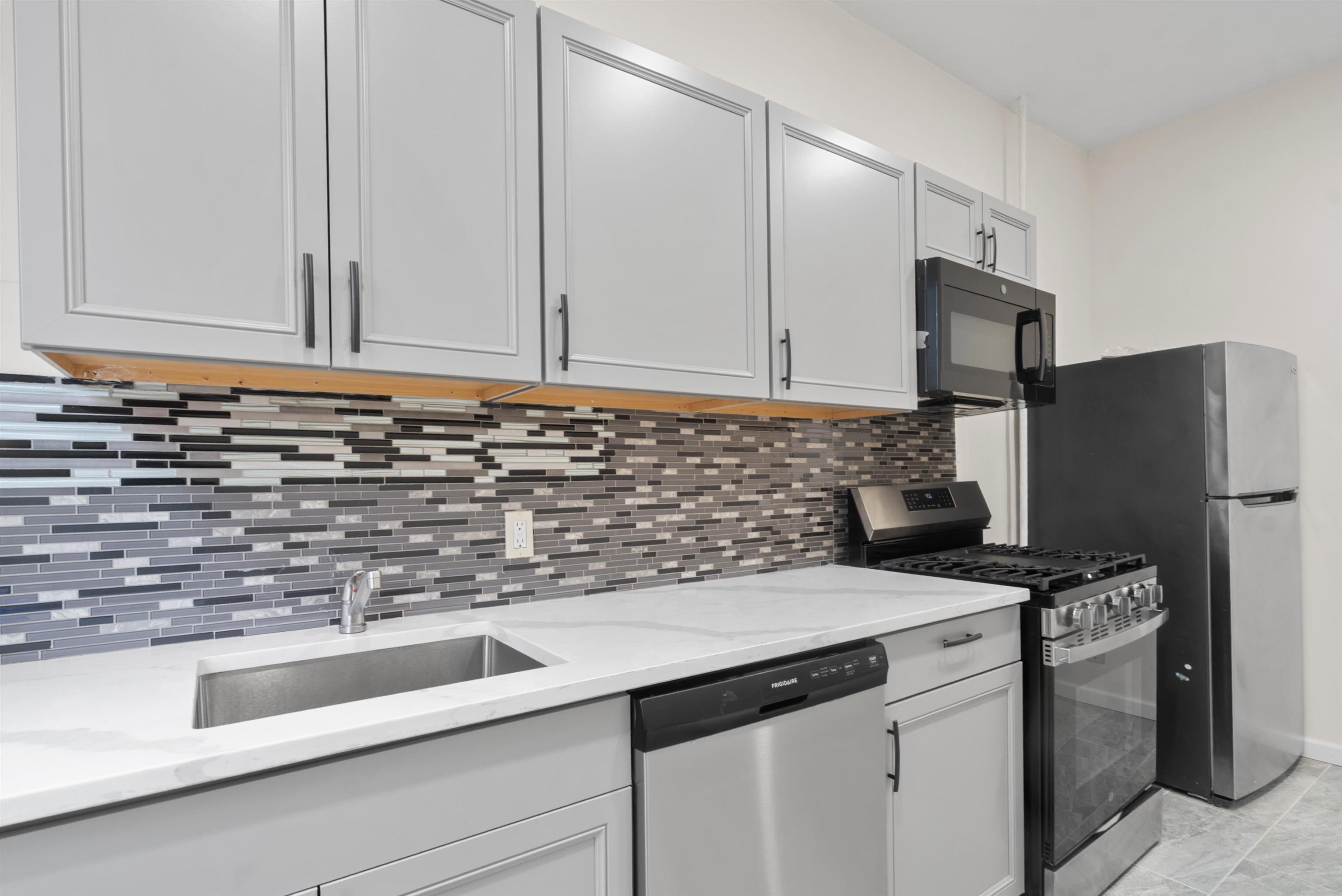 486 CENTRAL Avenue, Jersey City, JC Heights, NJ 07307 - Property photo 3 of 39