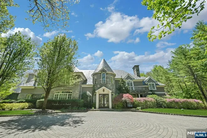 86 Fox Hedge, Saddle River, NJ 07458