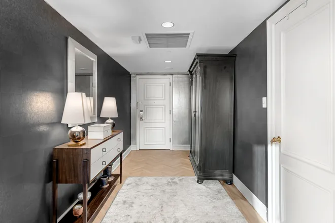 160 CENTRAL Park #2811, New York, NY 10019