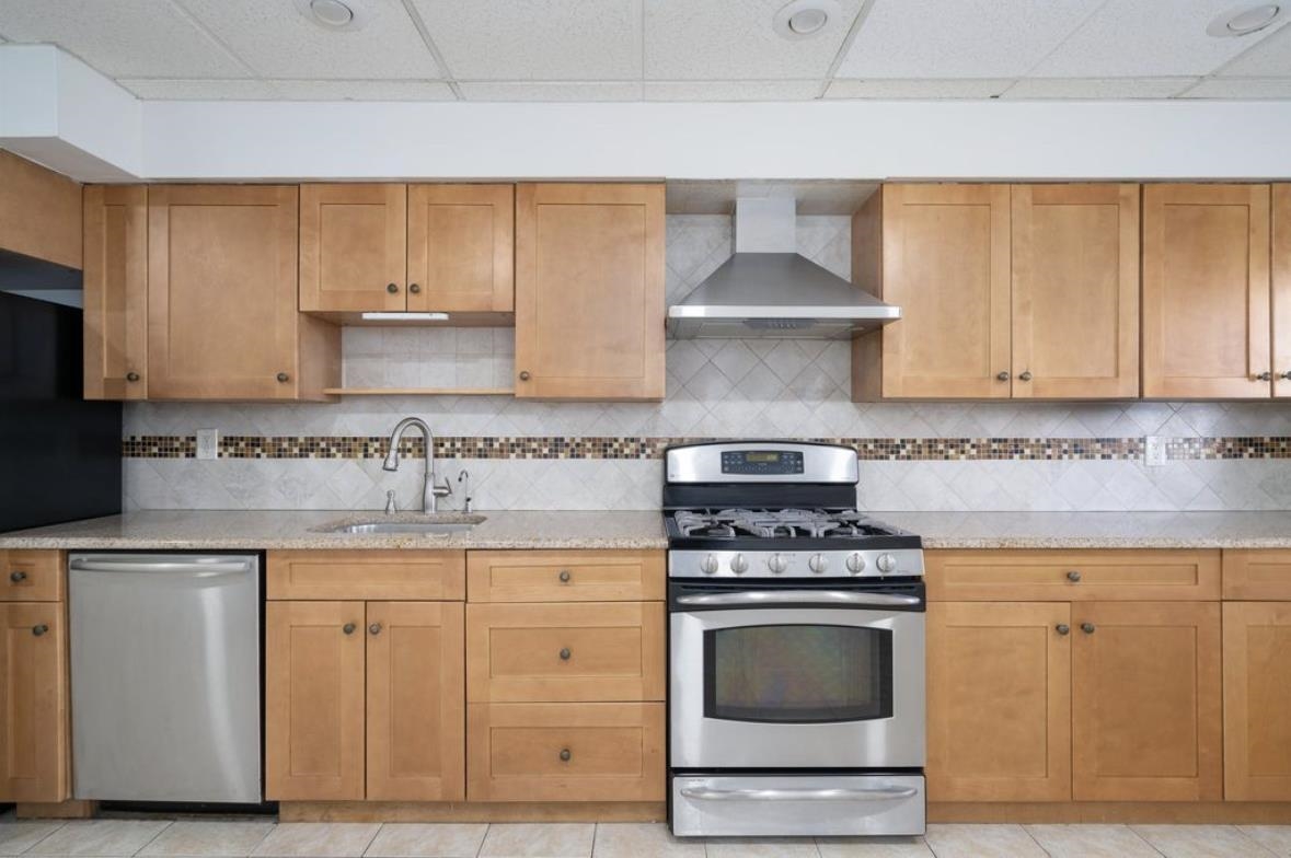 108 HIGHPOINT Avenue, Weehawken Township, Weehawken, NJ 07086 - Property photo 3 of 33