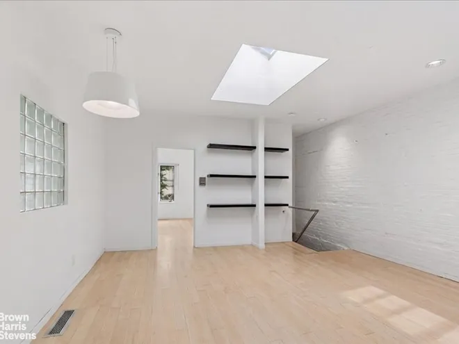 331 VANDERBILT Avenue, Brooklyn, NY 11205