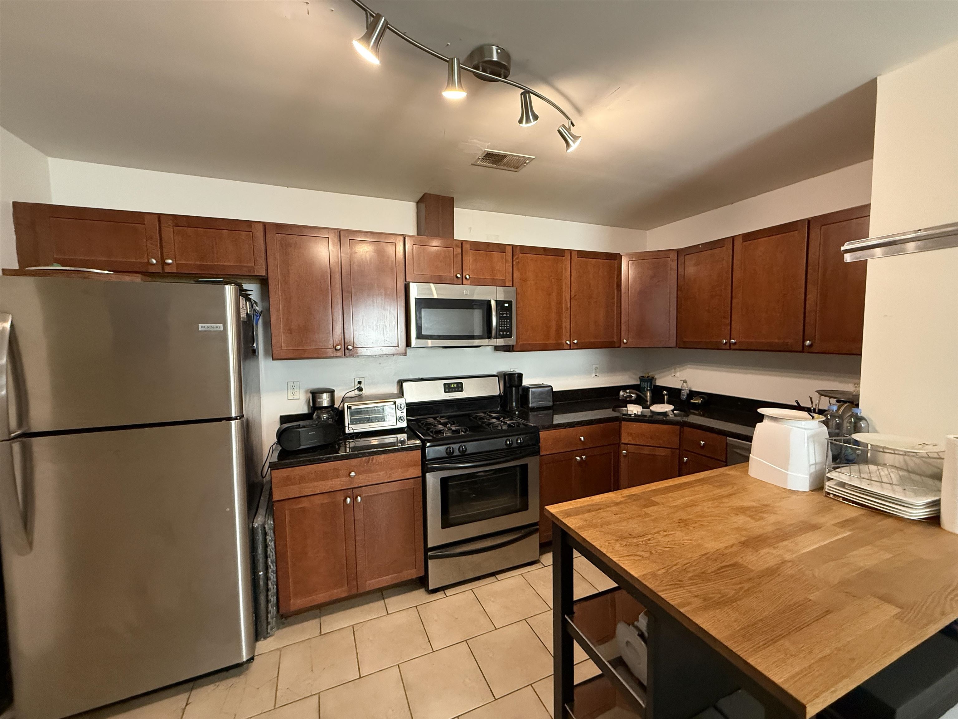 85 OAKLAND Avenue, Jersey City, JC Heights, NJ 07306 - Property photo 2 of 18