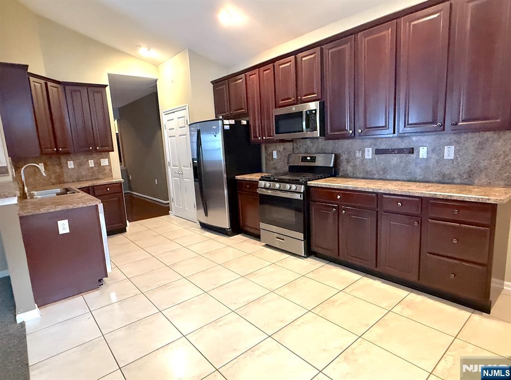 143 Valencia, Monroe Township, Monroe, NJ 08831 - Property photo 5 of 26