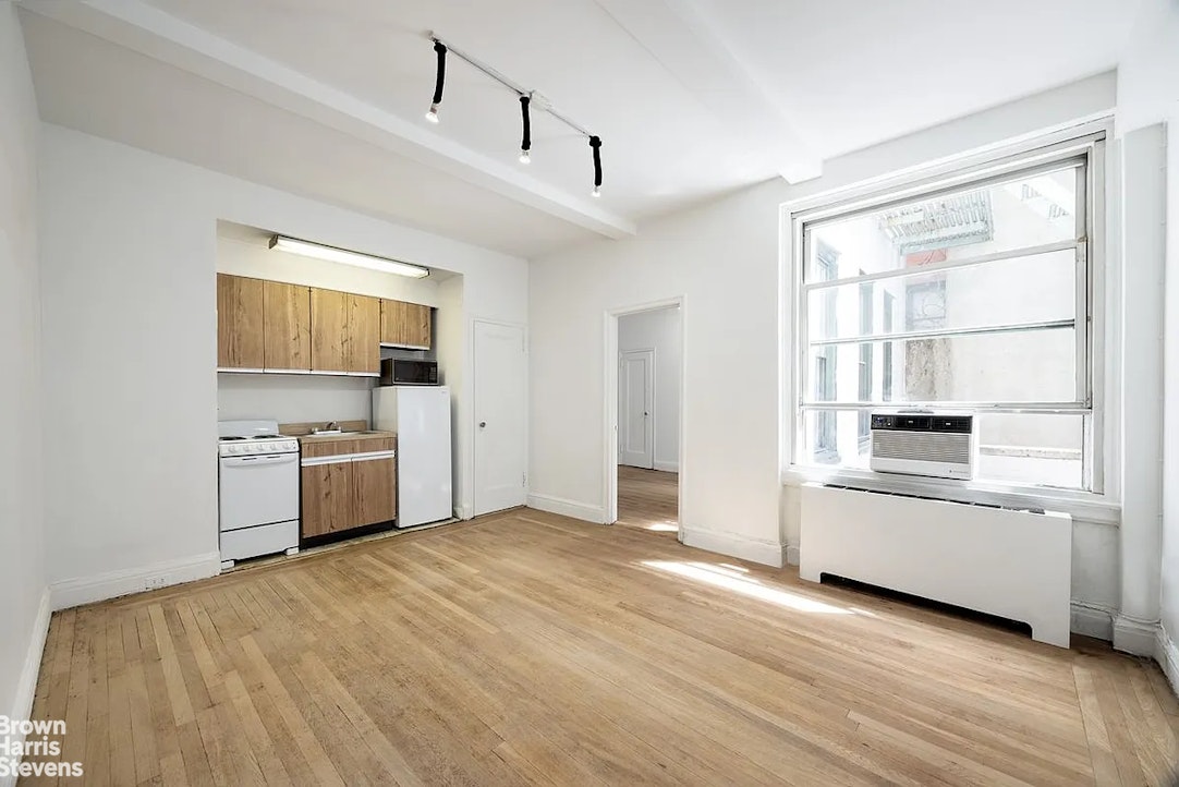 325 West 45th Street #108, Hell's Kitchen, Manhattan, NY 10036 - Property photo 2 of 11