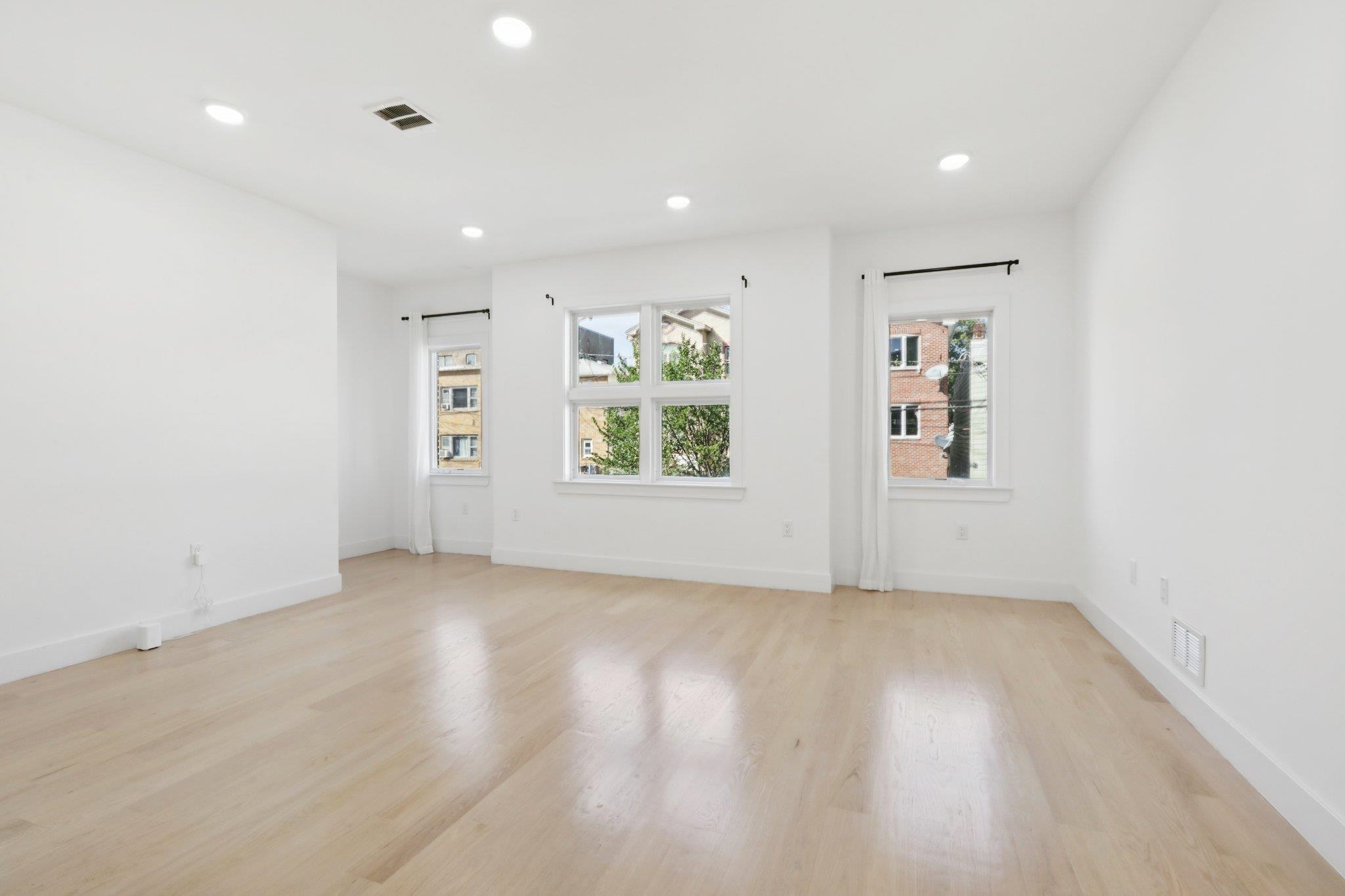 131 ZABRISKIE Street, Jersey City, JC Heights, NJ 07307 - Property photo 5 of 44
