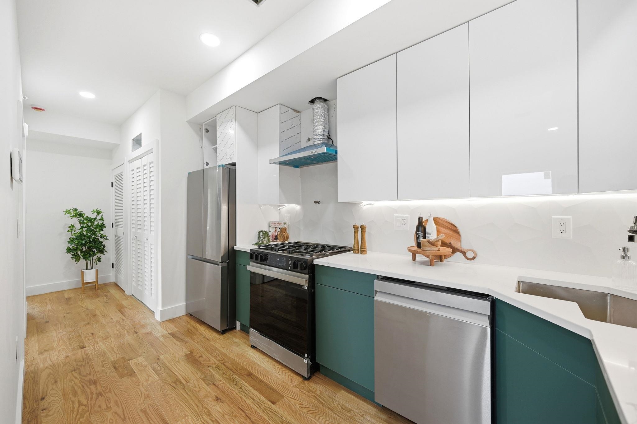 1904 JOHN F KENNEDY Boulevard, Jersey City, JC West Bergen, NJ 07305 - Property photo 4 of 25