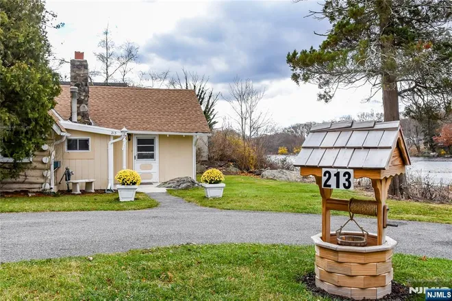 213 Otterhole, West Milford, NJ 07480