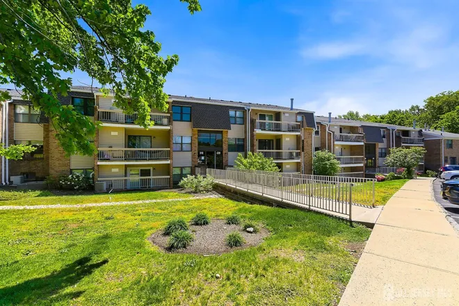 324 Sharon Garden Court, Sharon Gardens Condo Bld, NJ 07095