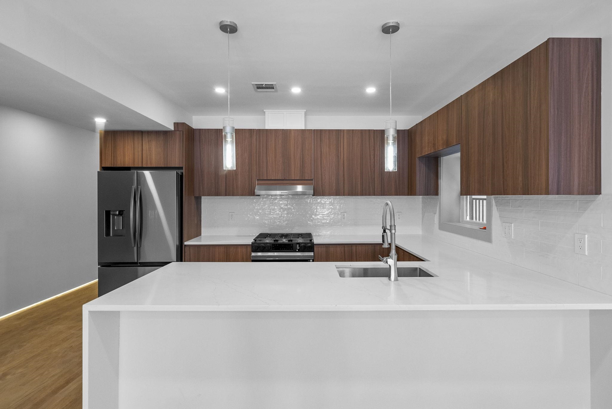 600 BRAMHALL Avenue, Jersey City, JC Bergen Lafayette, NJ 07304 - Property photo 4 of 31