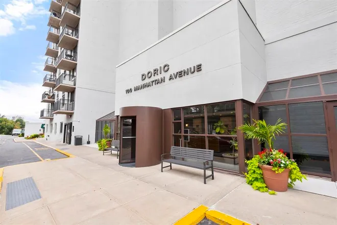 100 MANHATTAN Avenue, Union City, NJ 07087