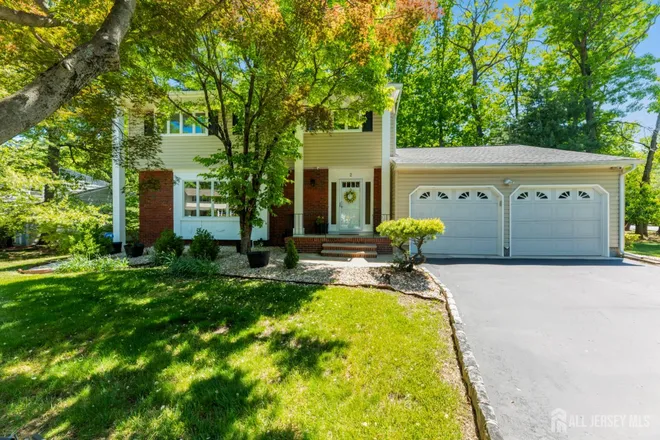 2 Brookside Court, Colonial Oaks, NJ 08816