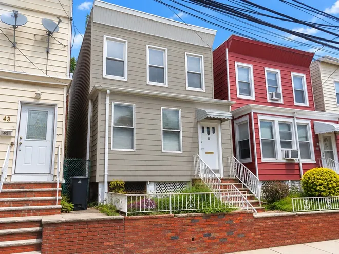 41 WEST 11th Street, Bayonne, NJ 07002