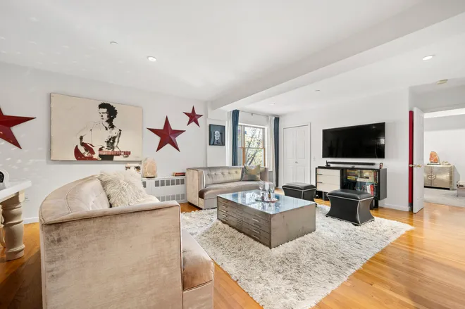 754 East 6th Street #4E, New York, NY 10009