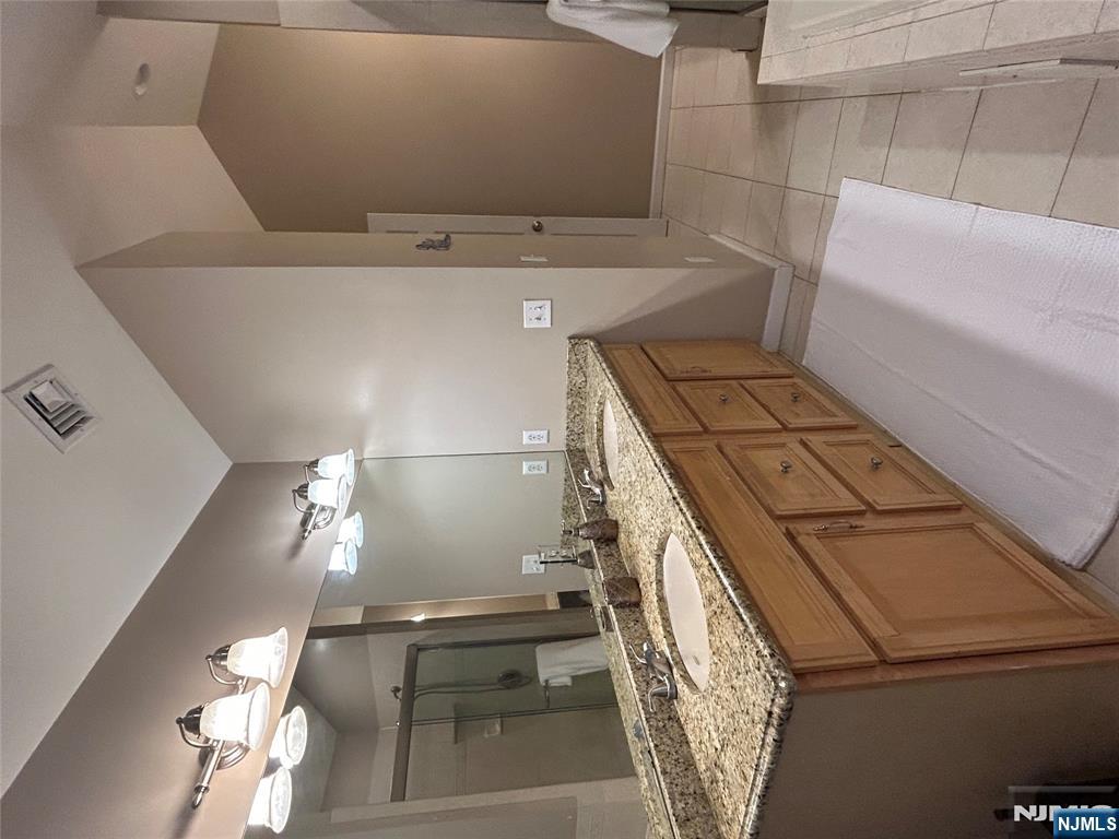 150 Montrose, South Plainfield Borough, South Plainfield, NJ 07080 - Property photo 4 of 34