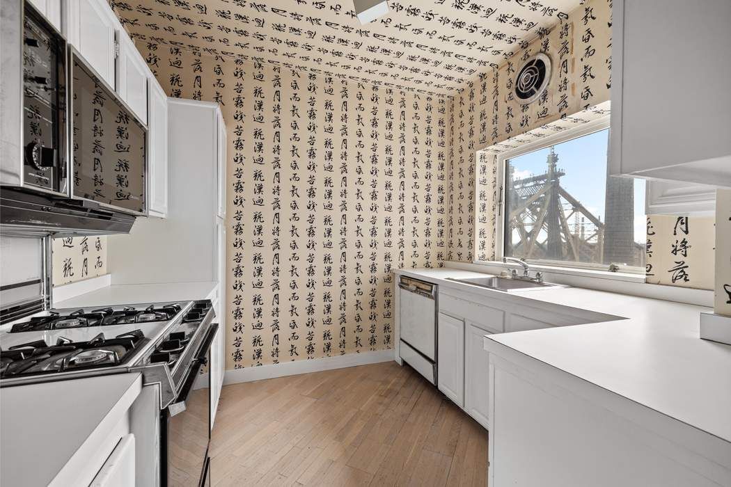 425 East 58th Street #20F, Sutton Place, Manhattan, NY 10022 - Property photo 5 of 11