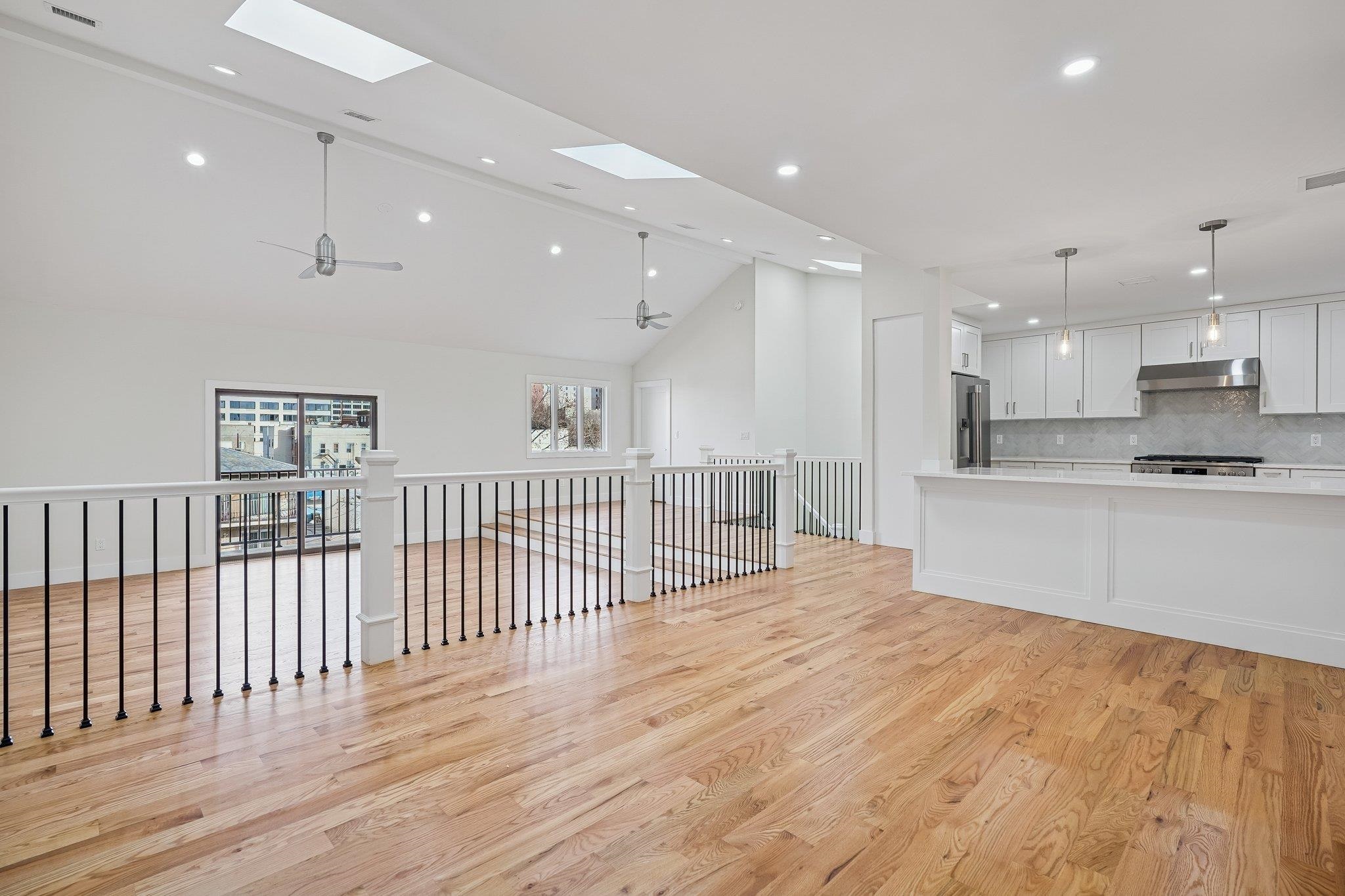 927 PAVONIA Avenue, Jersey City, JC Journal Square, NJ 07306 - Property photo 3 of 27