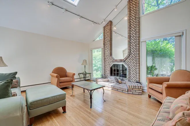 8 PARKSIDE Drive, NORTH BRUNSWICK, NJ 08902