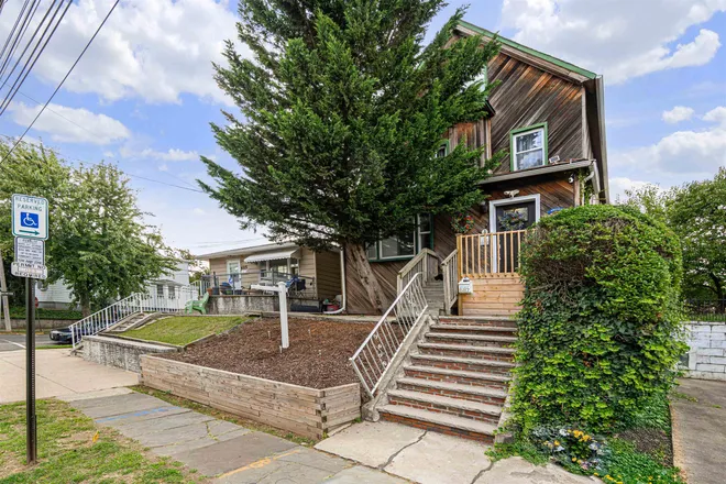 687 AVENUE East, Bayonne, NJ 07002