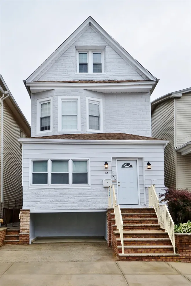 22 EAST 44th Street, Bayonne, NJ 07002