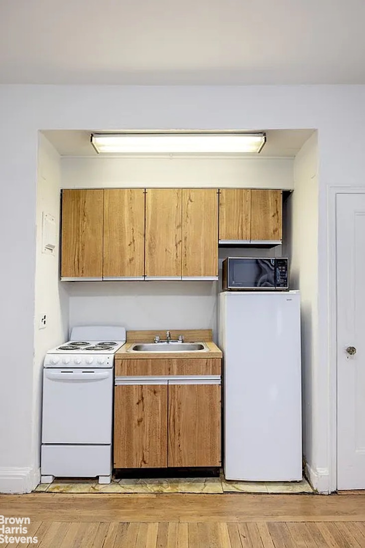 325 West 45th Street #108, Hell's Kitchen, Manhattan, NY 10036 - Property photo 3 of 11