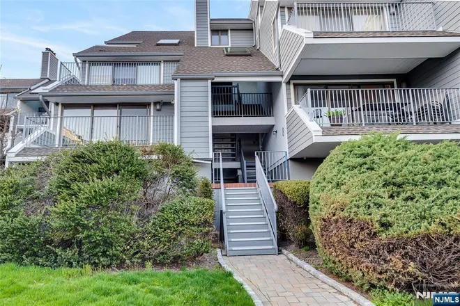 8C Cove, North Bergen, NJ 07047