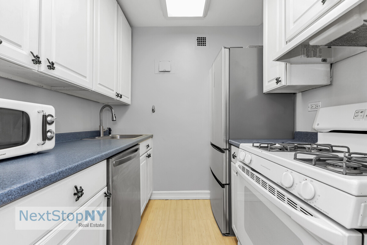235 East 57th Street #12D, Sutton Place, Manhattan, NY 10022 - Property photo 5 of 14