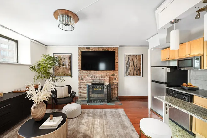 160 East 26th Street #2A, New York, NY 10010