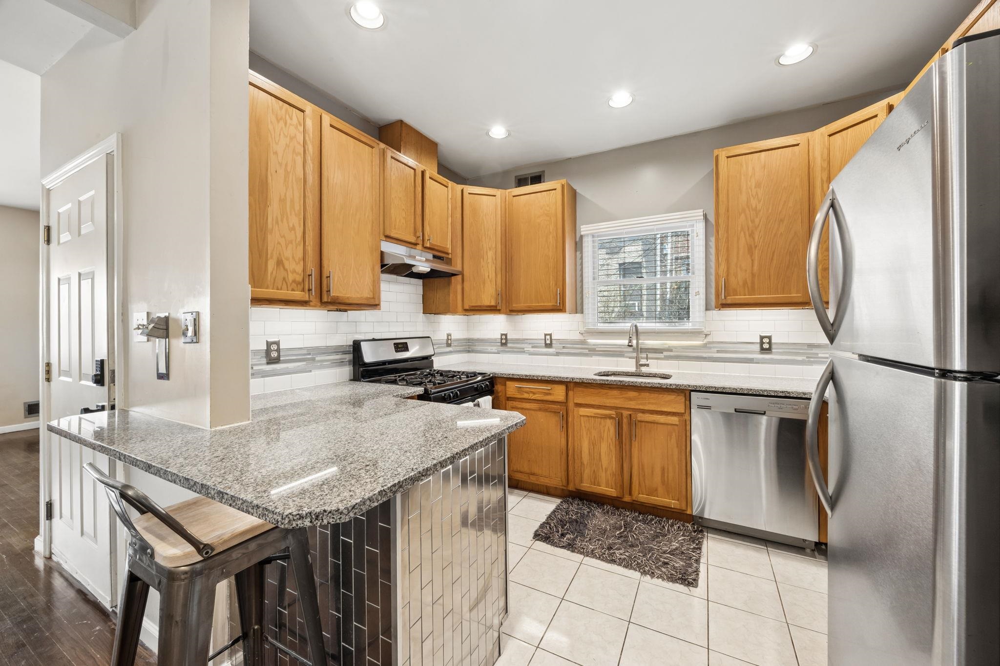 242 BALDWIN Avenue, Jersey City, JC Journal Square, NJ 07306 - Property photo 3 of 47
