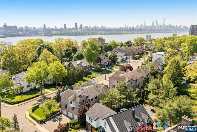 1115 Arcadian, Fort Lee, NJ 07024