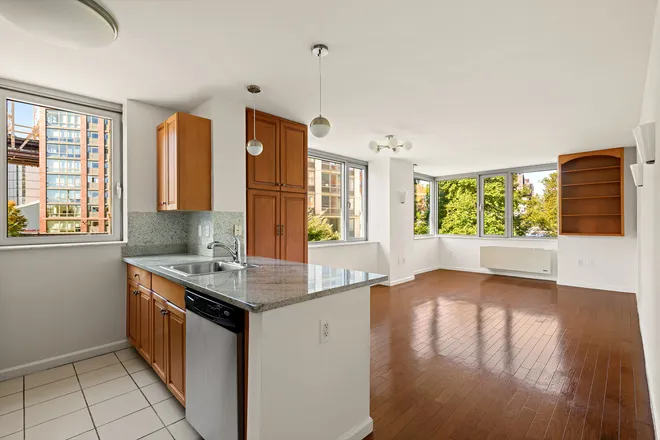 425 MAIN Street #3N, New York, NY 10044