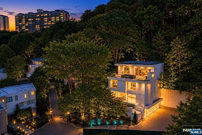 31A Casta, Edgewater, NJ 07020