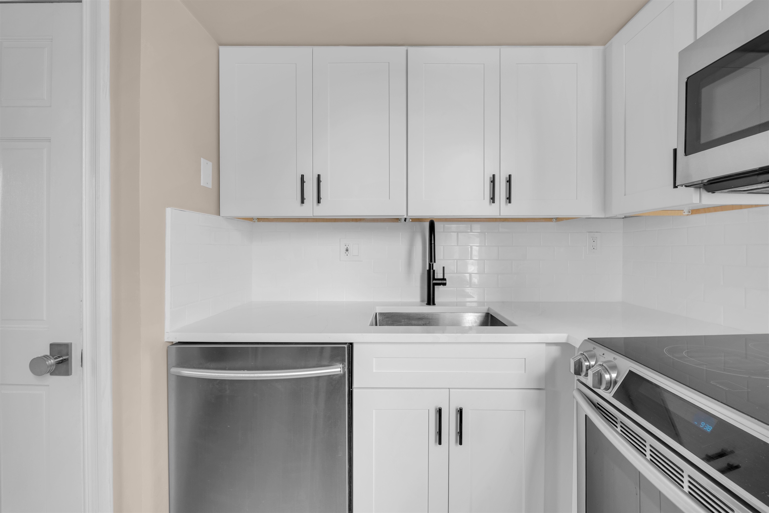 6816 BELLEVUE Avenue, Guttenberg Town, Guttenberg, NJ 07093 - Property photo 3 of 30