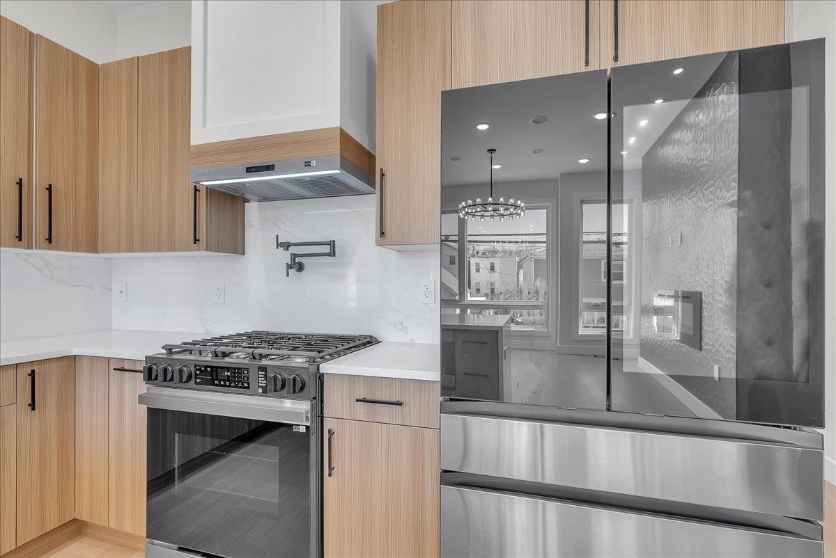 206 CLENDENNY Avenue, Jersey City, JC West Bergen, NJ 07304-1202 - Property photo 5 of 35