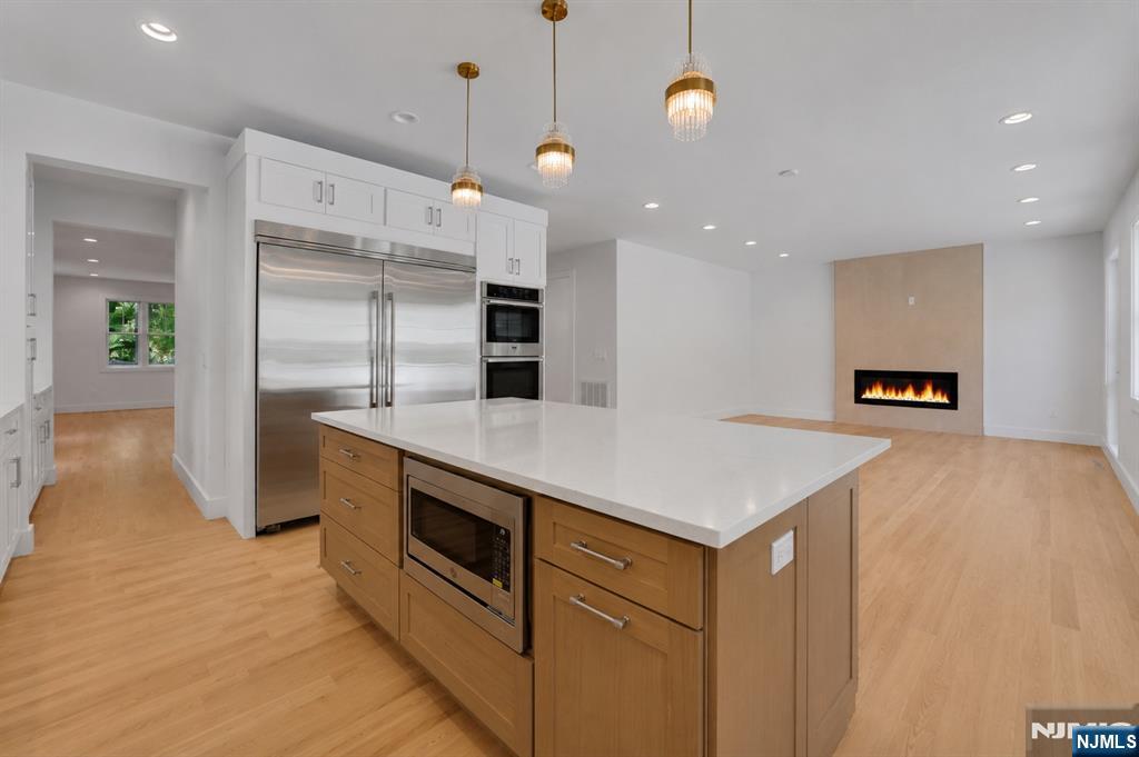 103 Hallberg, Bergenfield Borough, Bergenfield, NJ 07621 - Property photo 5 of 24