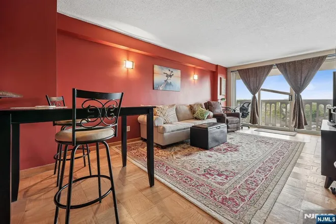 555 North #8W, Fort Lee, NJ 07024