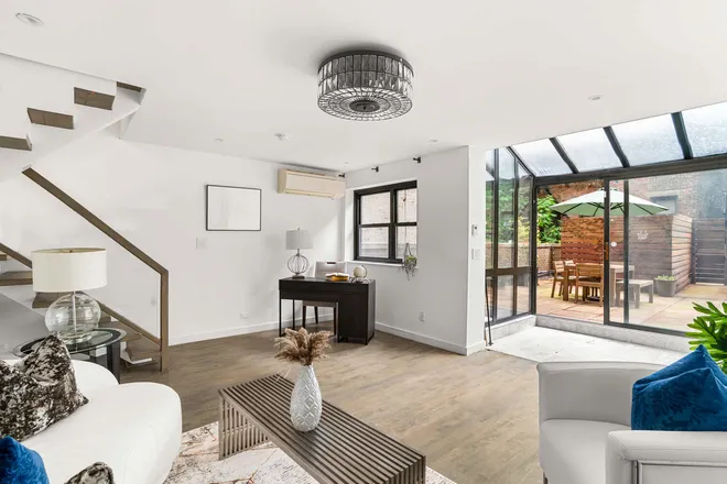 225 East 86th Street #204, New York, NY 10028