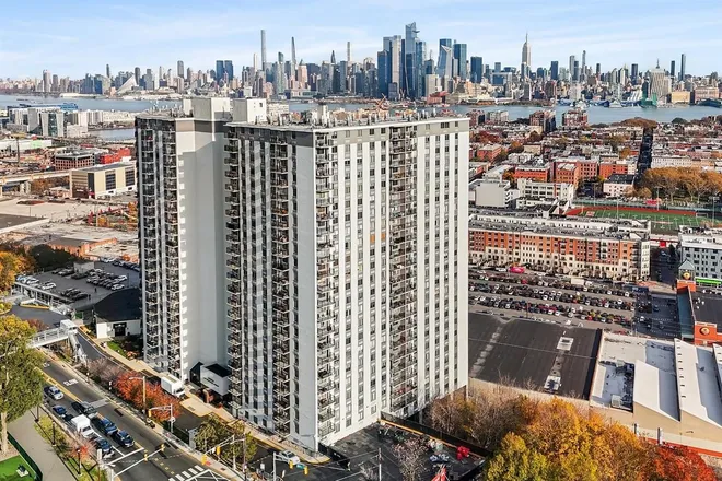 100 MANHATTAN Avenue, Union City, NJ 07087