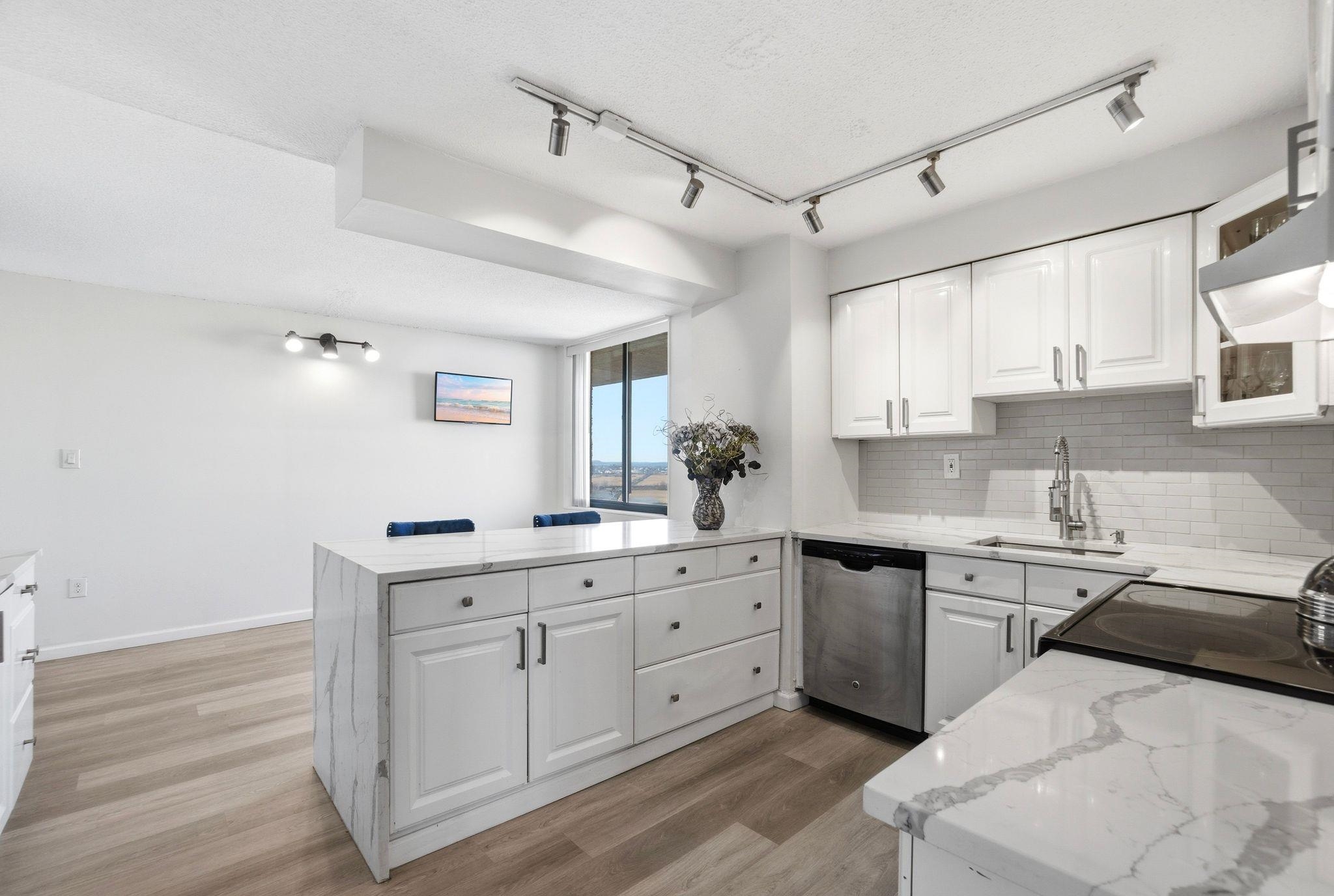 1633 HARMON COVE TOWER, Secaucus Town, Secaucus, NJ 07094 - Property photo 4 of 40