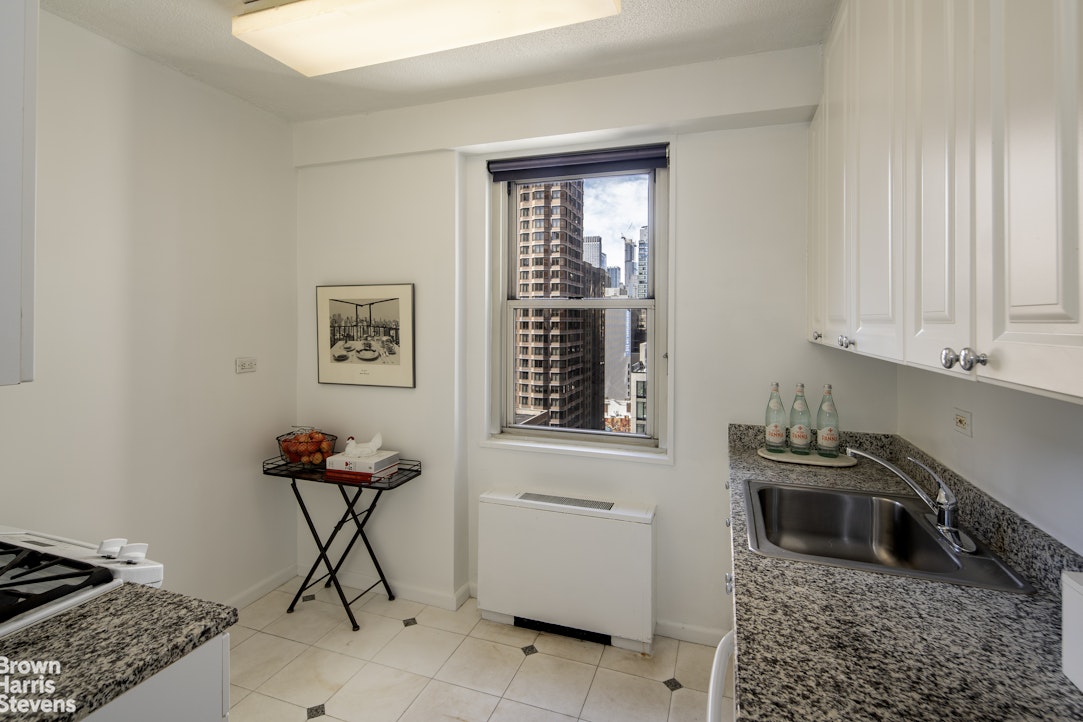 300 East 40th Street #20K, Murray Hill, Manhattan, NY 10016 - Property photo 5 of 7