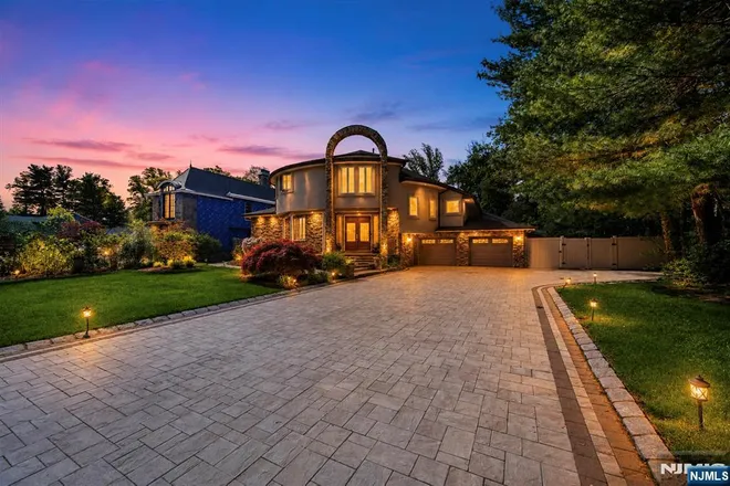290 Dunkerhook, Paramus, NJ 07652