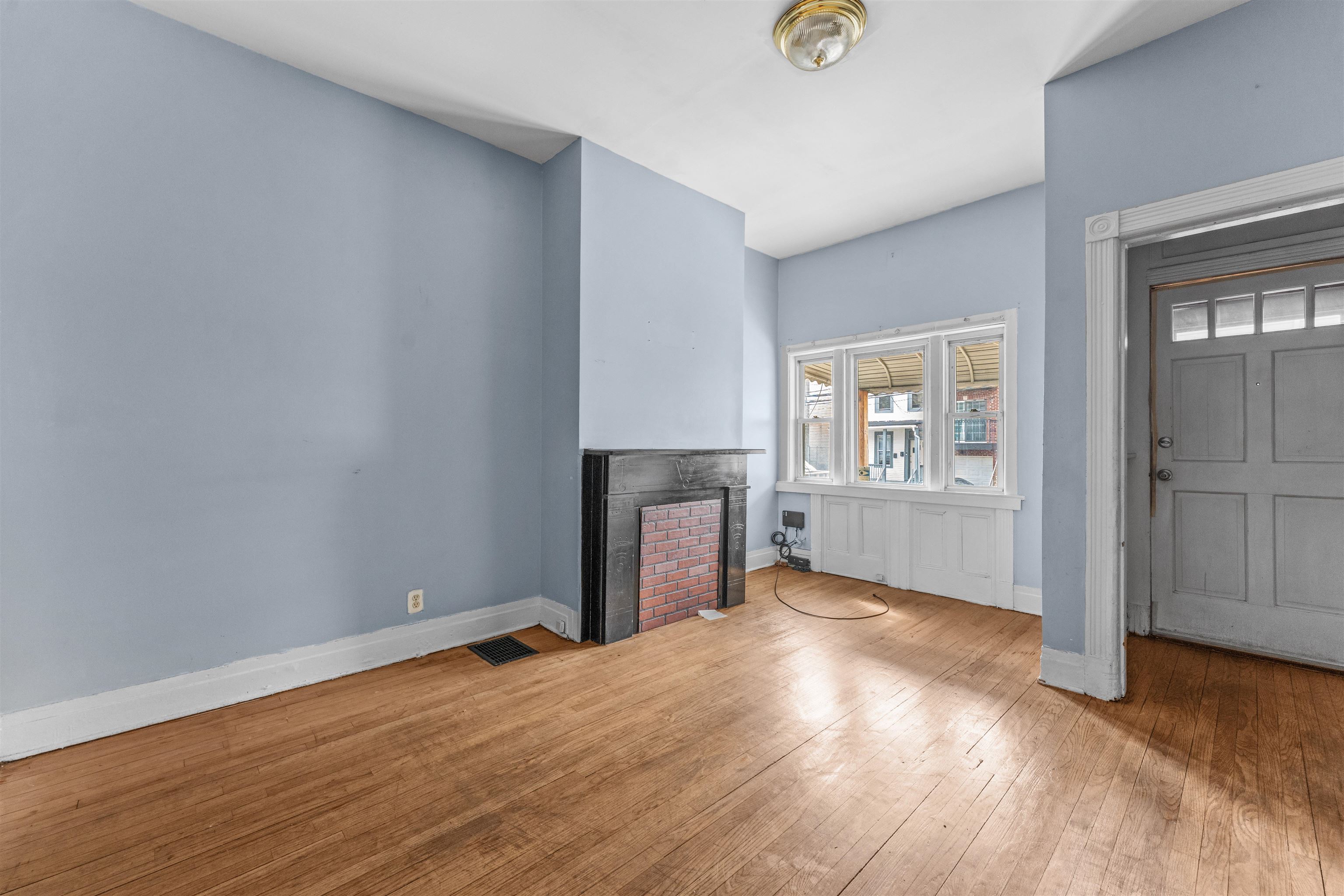 196 UNION Street, Jersey City, JC Bergen Lafayette, NJ 07304 - Property photo 4 of 13
