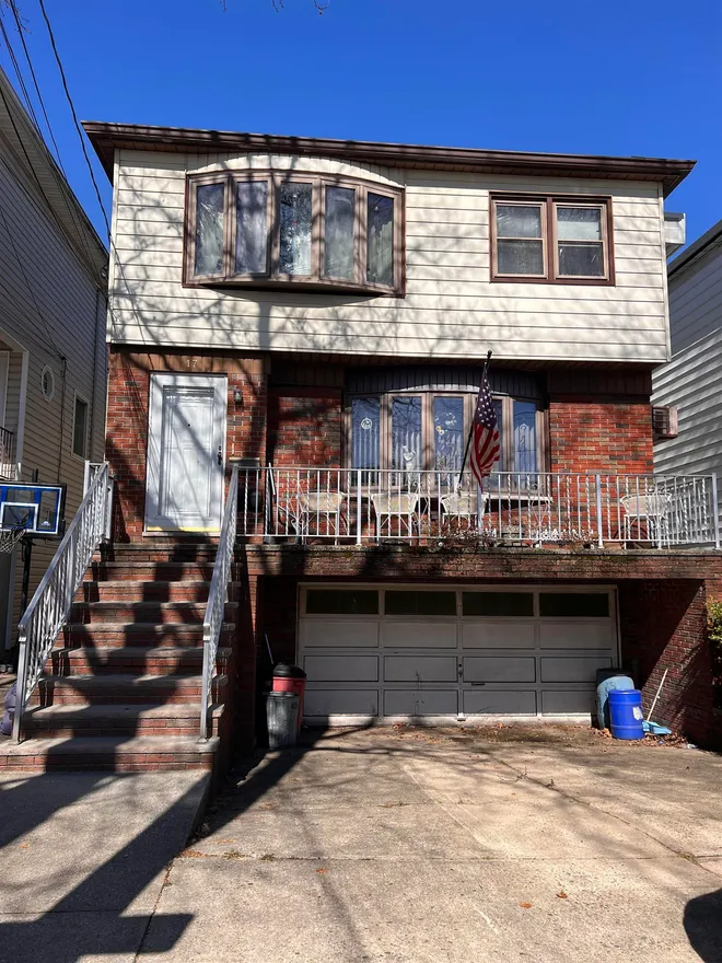17 WEST Drive, Bayonne, NJ 07002